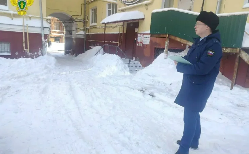 Прокуратура Тулы выявила нарушения в уборке снега во дворе